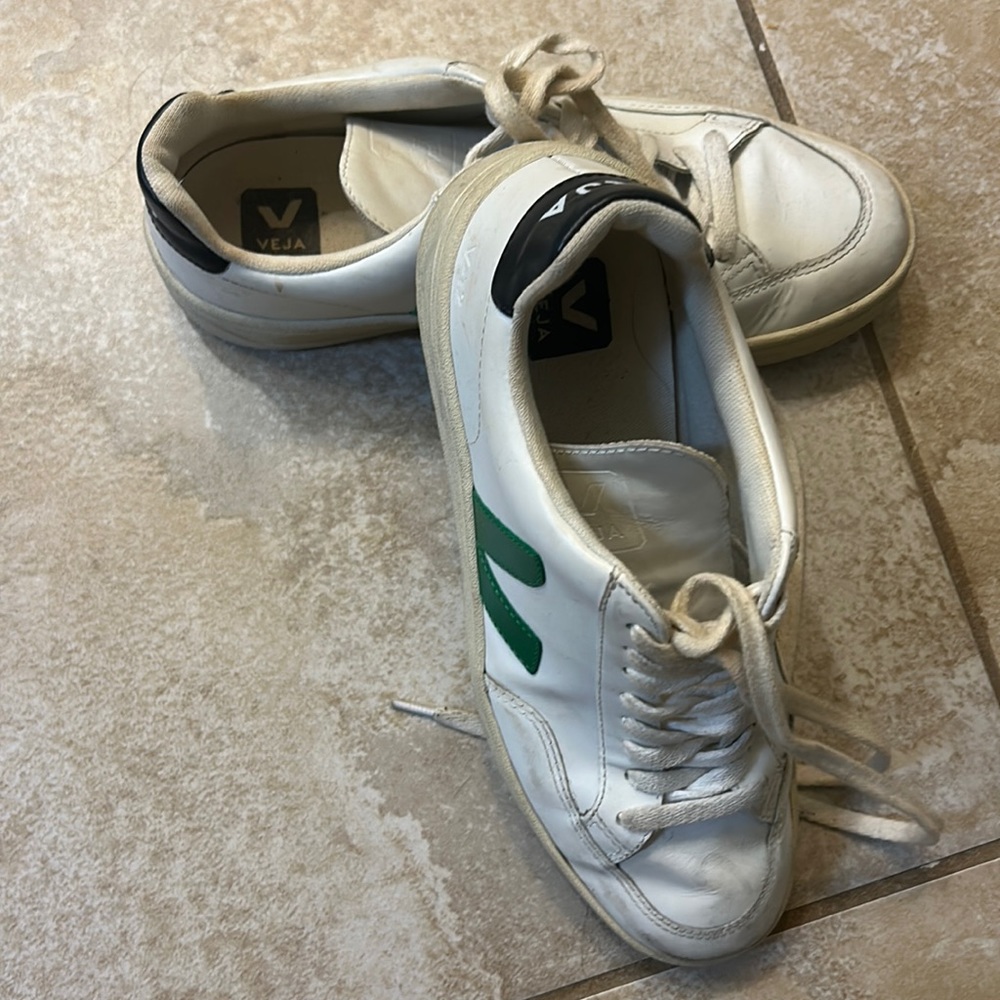 Veja V-12 white with green and black trim Size 8.5W/7M